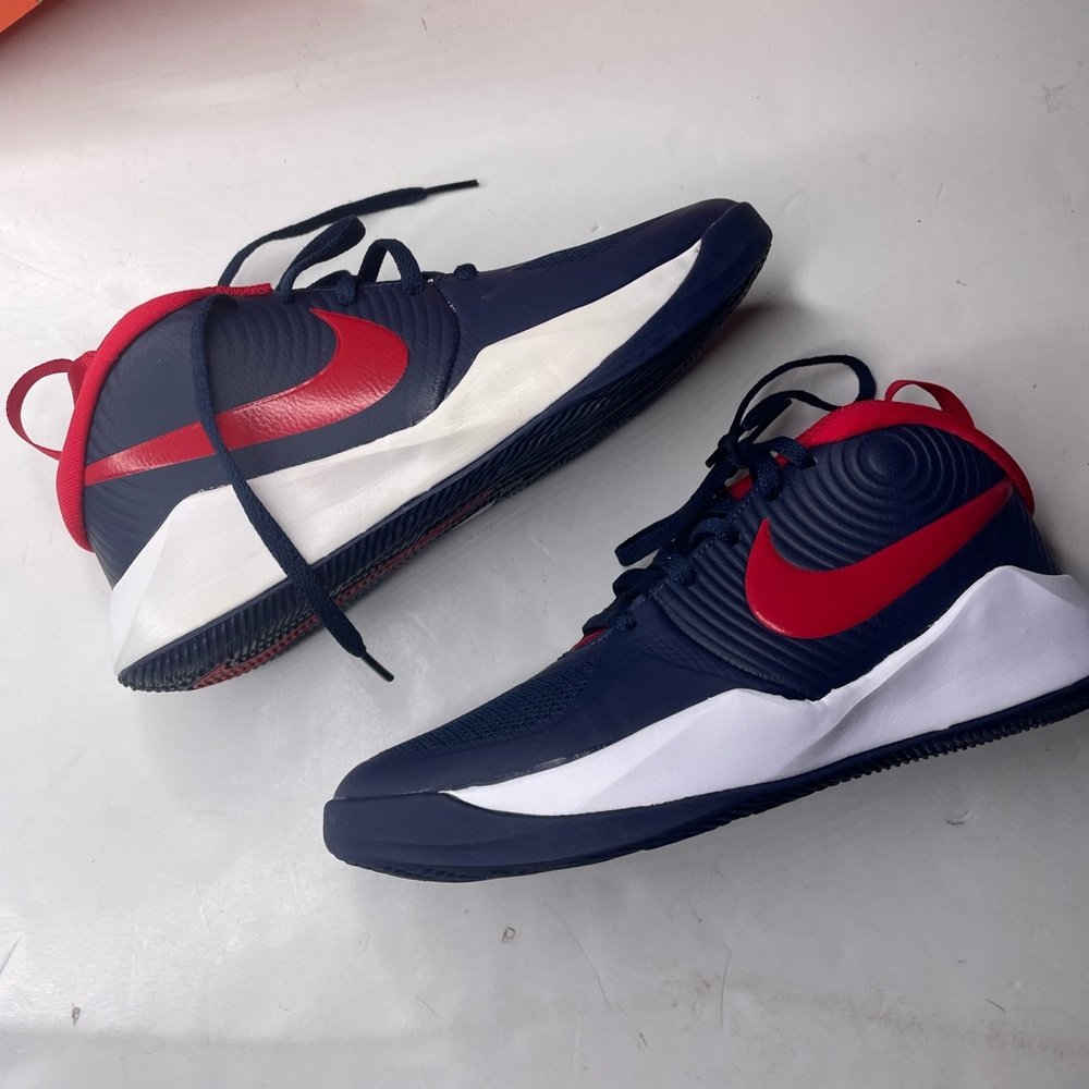 Nike boys brand new team hustle d 9 navy red sneakers 4y or 6y tennis shoes